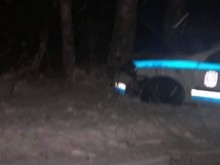 Патрулка се вряза в дърво заради непочистен път към "Хижа Здравец"