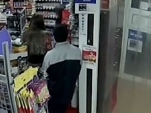 Примати откраднаха от магазин кутия за дарения на болно дете