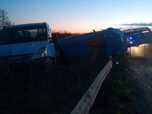 Шофьор преобърна автовоз с 3 коли край "Сарафово" и си плю на петите! Полицията го издирва!