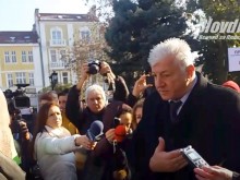 Протестиращи "награбиха" кмета пред сградата на община Пловдив