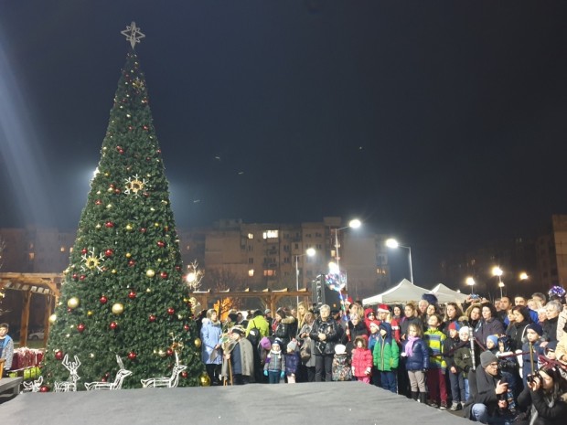 Прелестна елха грейна в "Тракия"!