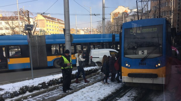 БГНЕС
Катастрофа между трамвай и лек автомобил блокира кръговото кръстовището на 