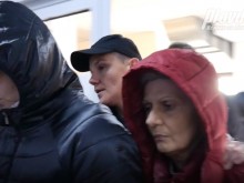 С качулки и белезници докараха Александрина и дъщеря й в съда