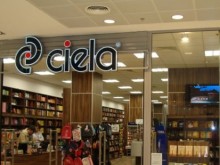 Клиенти на известна книжарница станаха жертви на хакери