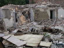 Продължава събарянето на стара сграда в "Централен", поставянето на огради било незадължително и нецелесъобразно