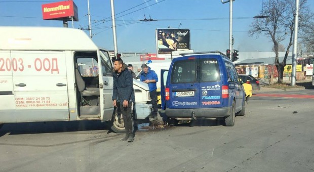 Катастрофа между два фирмени автомобила в Пловдив