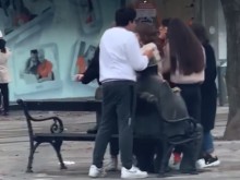 Ученички скандализираха мрежата с непристойно поведение на пл. "Славейков"