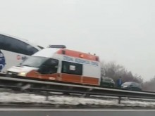 На "Тракия" е страшно! Ледена пързалка и няколко тежки инцидента с камиони, автобуси и коли!