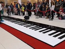 Най-голямото пиано в света вече е в най-големия мол в Пловдив