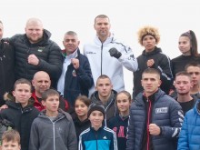 Тервел Пулев зарадва малките боксьори на Пловдив