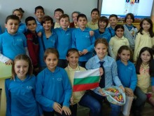Коледни картички и 200 бонбона изпращат ученици от ОУ "Васил Левски" на свои приятели от Европа