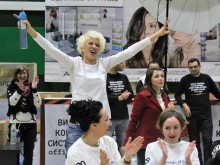 Най-бързата фризьорка в света ще спасява онкоболно момче