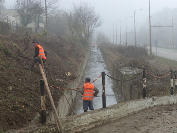Почистване на отводнителни канали и дерета се извършва във Варна.