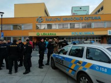 Въоръжен мъж откри стрелба в болница, има убити