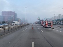 Автомобил се заби в бензиностанция в София, отцепиха "Цариградско шосе"