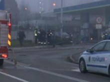 Възстановиха движението по столичен булевард, след като кола се заби в бензиностанция