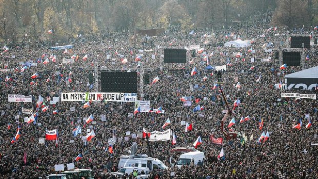Десетки хиляди граждани излязоха снощи по улиците на чешката столица