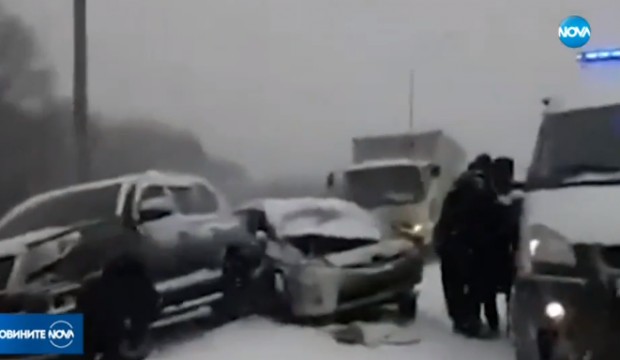 Зрелищна верижна катастрофа в Русия. 48 автомобила се буквално се