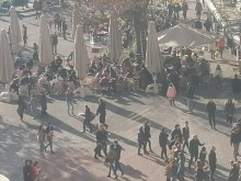 Пловдивчани се наслаждават на необичайна за сезона жега