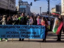 Здравни работници излязоха на протест пред Министерския съвет
