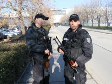 Полицаи с автомати край най-големия търговски център в Пловдив!