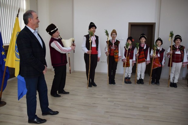 Коледари поздравиха кмета на Асеновград