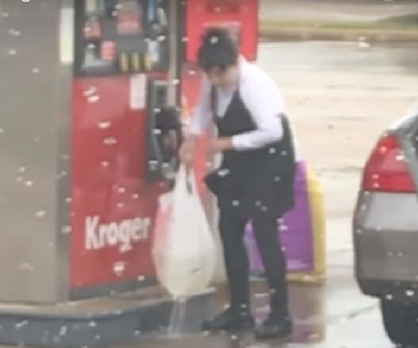 Видеото от необичайния случай е заснето от случайни свидетели на бензиностанция