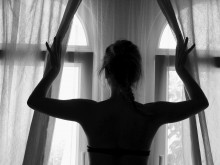 Учебник по социология: Жената трябва да бъде затворена у дома