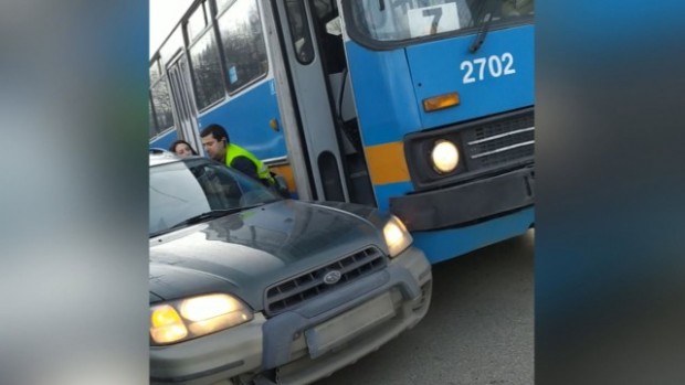 Пътник и шофьор на автобус се спречкаха след ПТП