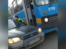 Пътник и шофьор на автобус се спречкаха след ПТП