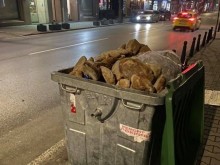 Снимка на контейнер, пълен с хляб, възмути хиляди