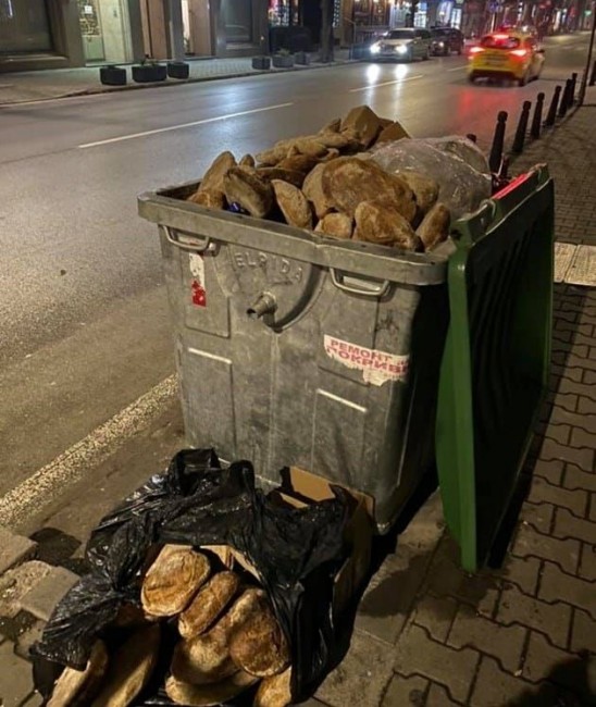 Снимка на килограми хляб в контейнер за боклук на столичната