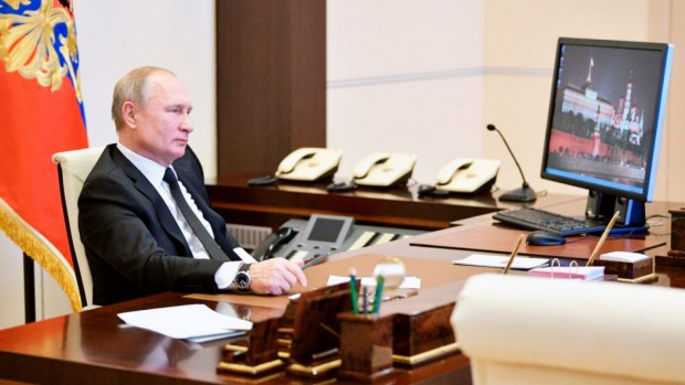 Президентът на Русия Владимир Путин разчита на компютър който използва
