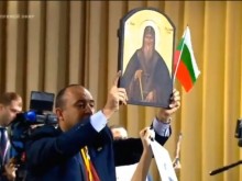 Българин прекъсна реч на Путин, за да му подари икона