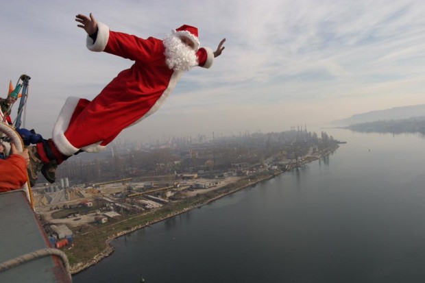Фейсбук
Атрактивна снимка на Дядо Коледа който скача от Аспаруховия мост