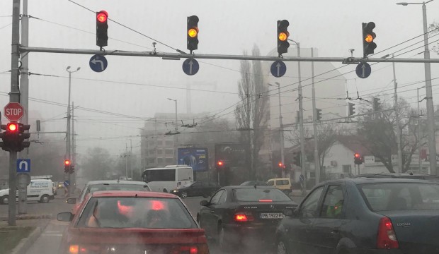 Умните светофари в Пловдив полудяха в мъглата