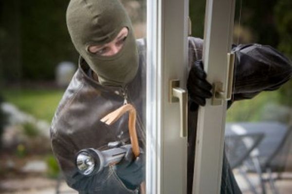 Крадците набелязват жилищата които искат да оберат по вратата заяви