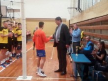 Волейболна легенда награди пловдивски състезатели в коледен турнир