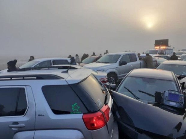 Гъста мъгла и поледица на междущатска магистрала в американския щат