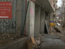 Ограда на строеж падна върху жена и 3-годишната й дъщеря