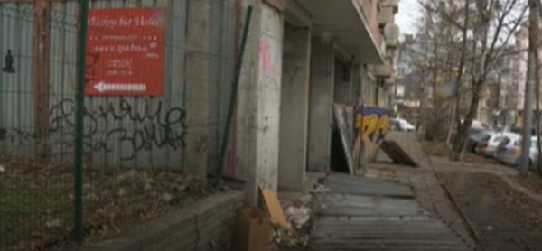 БНТ
Ограда на изоставен строеж в центъра на София е паднала