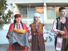 Младежи раздават традиционни родопски ястия в центъра на Пловдив