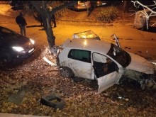 Тежка катастрофа във Варна, млад мъж изхвърча от автомобила си