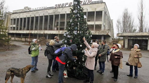 Коледна елха беше украсена за първи път в призрачния град
