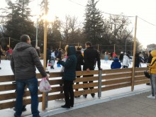 Най-голямата ледена пързалка се оказа тясна за пловдивчани