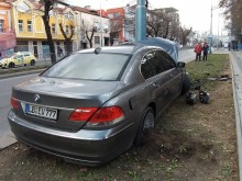 Шофьорът на разполовеното БМВ откаран в болница!