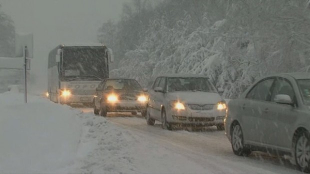 Сняг вали в няколко области на страната Пътните настилки са
