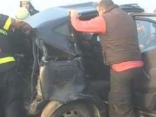 Майка и дете пострадаха при тежка катастрофа между три коли на пътя Варна-София