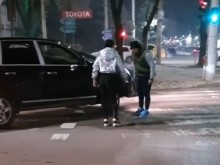 Брутални кадри! Мутреса в истерия бие шамари на шофьор, обижда го грозно!