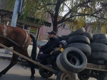 Кадри от Пловдив: Гуми в каруци - нека познаем накъде отиват!